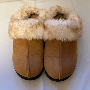 Hometop women’s Comfy Moccasin Style memory foam slippers in size 8 in good